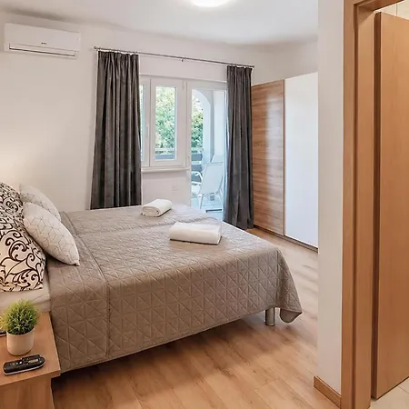 3 Bedroom Beautiful In Appartement Vodice